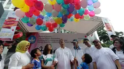Menteri Pendidikan & Kebudayaan, Anies Baswedan didampingi Dirut Bank bjb Ahmad Irfan melepas balon jelang peringatan Hari Pendidikan Nasional di Senayan, Jakarta, Minggu (24/04). (Liputan6.com/Fery Pradolo) 
