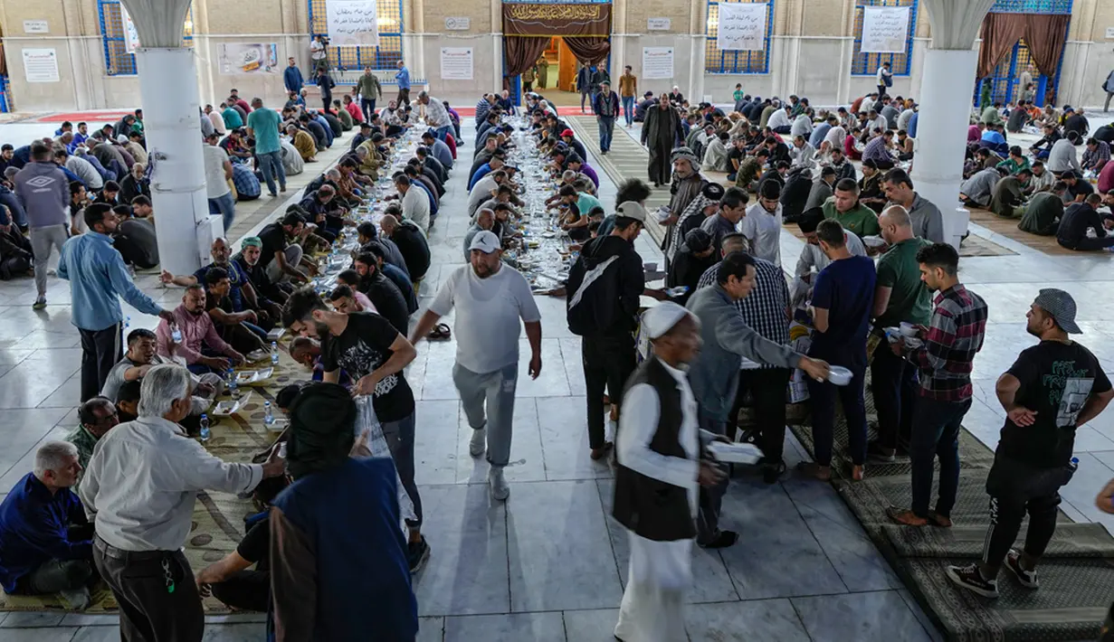 Untuk buka puasa bersama ini sendiri digelar secara gratis. (AP Photo/Hadi Mizban)