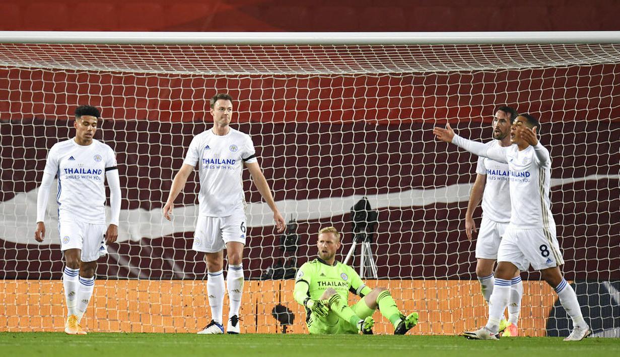 Para pemain Leicester City tampak kecewa usai Jonny Evans melakukan gol bunuh diri saat melawan Liverpool pada laga Liga Inggris di Stadion Anfield, Senin (23/11/2020). Liverpool menang dengan skor 3-0. (Peter Powell/Pool via AP)
