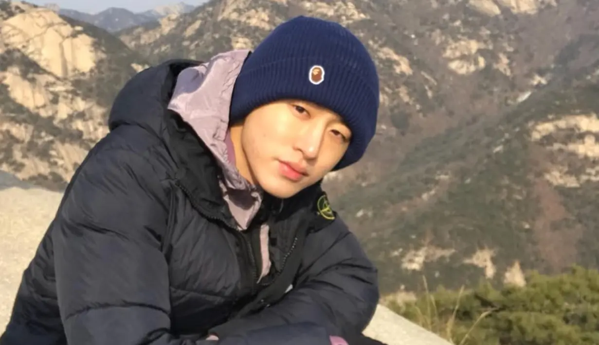 Siapa yang menyangka jika B.I takut dengan serangga. Bahkan ia sampai hampir menangis saat di acara survival Mix&Match. Tentu saja hal ini membuat orang lain tertawa. (Foto: instagram.com/pabohannie)