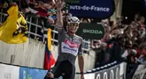 Pembalap Alpecin-Deceuninck, Mathieu van der Poel melakukan selebrasi setelah memenangkan Paris Roubaix 2025 pada Minggu (13/04/2025) waktu setempat. Van der Poel menyelesaikan balapan yang menempuh jarak 259,2 km antara Compiegne hingga Roubaix, Prancis dengan catatan waktu 5 jam 27 menit 27 detik. (AFP/Jeff Pachoud)