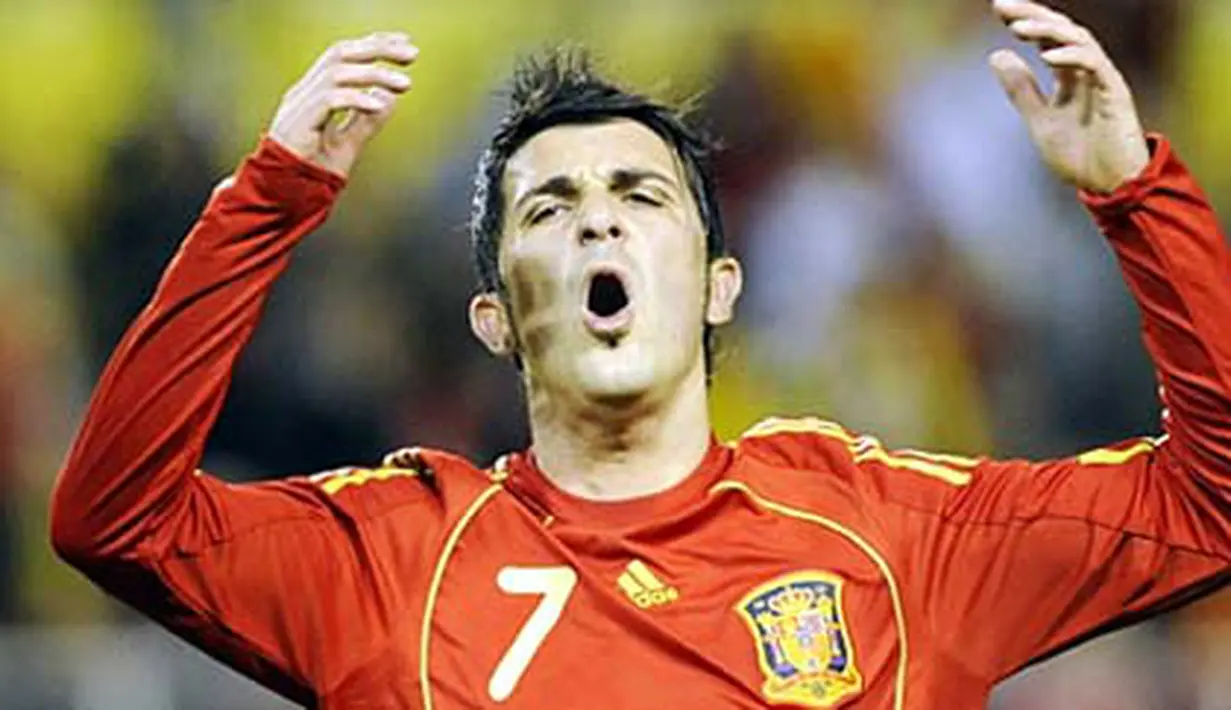 Spain's forward David Villa of Spain reacts during a friendly football match against England at the Ramon Sanchez Pizjuan in Sevilla on February, 11 2009. AFP PHOTO / CRISTINA QUICLER 