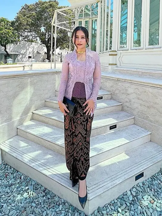 Penampilan tak kalah menawan dari Prilly Latuconsina dengan kebaya bridesmaidnya yang berwarna ungu muda. Prilly mengenakan kebaya kutu baru berwarna ungu muda yang dipadukan dengan kain batik bernuansa cokelat kehitaman sebagai rok, dan korset ungu yang serasi. [@svarna_byikatindonesia]