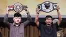Setiap kelas akan diikuti oleh 32 fighter yang akan bertarung melalui sistem eliminasi hingga menghasilkan satu champion di setiap kelas. Tampak dalam foto, Head of Sports Business Emtek Group sekaligus CEO Nex, Hendy Lim (kiri) bersama Ketua Umum Interdisciplinary Combat Council (ICC), Suwardi, menunjukkan sabuk juara disela-sela konferensi pers terkait NEX Road to Champion di SCTV Tower, Jakarta, Selasa (7/4/2026). (Bola.com/Abdul Aziz)