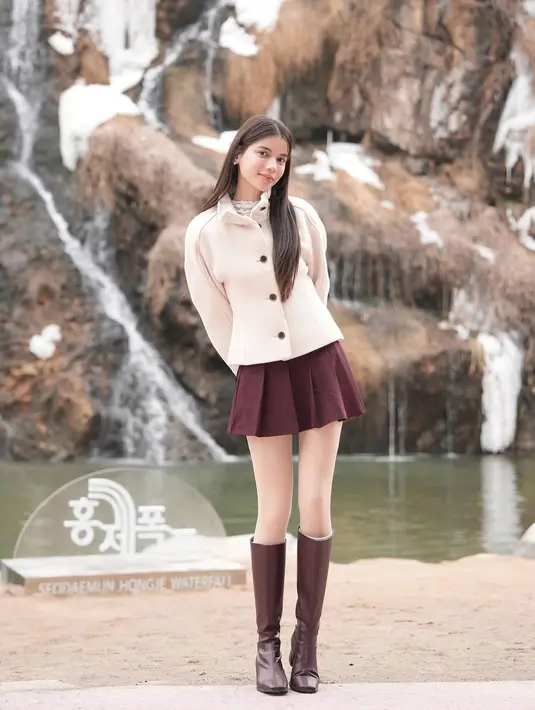 <p>Dalam sebuah unggahan di media sosial, Sabrina tampil menawan dengan gaya yang sangat cocok dengan atmosfer musim dingin di Korea. [@sabrinachairunnisa_].</p>