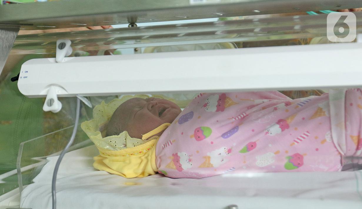 Seorang bayi lahir di tanggal cantik '20-02-2020' di RSUD Pasar Minggu, Jakarta, Kamis (20/2/2020). Bayi perempuan dari pasangan Regina (43) dan Andre (47) bernama Glowy Lidwina lahir secara sesar dengan panjang 50 centimeter dan berat 3,75 kilogram. (Liputan6.com/Herman Zakharia)