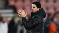 Pelatih Arsenal Mikel Arteta tepuk tangan usai pertandingan Piala FA antara Bournemouth melawan Arsenal di Vitality Stadium, Bournemouth, Inggris, 27 Januari 2020. Arteta mengaku kecewa dengan kondisinya saat ini yang terjangkit virus corona COVID-19. (Glyn KIRK/AFP)