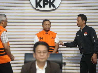 Gubernur Riau Abdul Wahid (tengah belakang) menggunakan rompi tahanan saat dihadirkan pada rilis penetapan sekaligus penahanan usai menjalani pemeriksaan di Gedung Merah Putih Komisi Pemberantasan Korupsi (KPK), Jakarta, Rabu (5/11/2025). Komisi Pemberantasan Korupsi (KPK) menahan Gubernur Riau, Abdul Wahid, terkait kasus dugaan pemerasan anggaran proyek Dinas Pekerjaan Umum, Penataan Ruang, Perumahan, dan Kawasan Permukiman (PUPR-PKPP) Provinsi Riau Tahun Anggaran 2025. (merdeka.com/Arie Basuki)