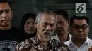 Tersangka kasus narkoba yang juga aktor senior Tio Pakusadewo memberikan keterangan kepada awak media sebelum dibawa ke Kejaksaan Negeri Jakarta Selatan di Direktorat Reserse Narkoba Polda Metro Jaya, Jakarta, Selasa (3/4). (Liputan6.com/Faizal Fanani)