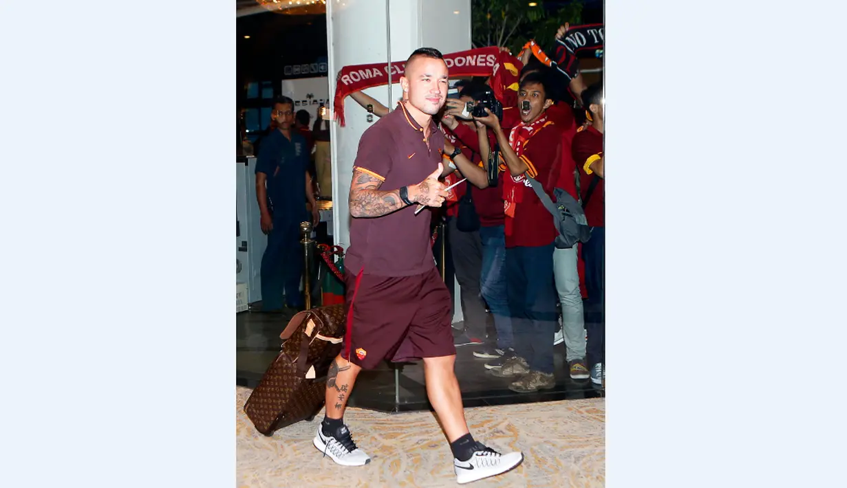 Pemain AS Roma, Radja Nainggolan, saat tiba di Jakarta.  (EPA/ADI WEDA)