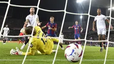 Pemain Sevilla, Sergio Ramos (kedua kiri) mencetak gol bunuh diri ke gawangnya sendiri saat laga lanjutan Liga Spanyol 2023/2024 melawan Barcelona di Estadi Olimpic Lluis Companys, Barcelona, Spanyol, Sabtu (30/09/2023) dini hari WIB. Sevilla kalah dengan skor 0-1 melalui gol tersebut. (AFP/Pau Barrena)