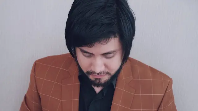 6 Potret Terbaru Kevin Aprillio Usai 7 Bulan Transplantasi Rambut, Makin Maskulin