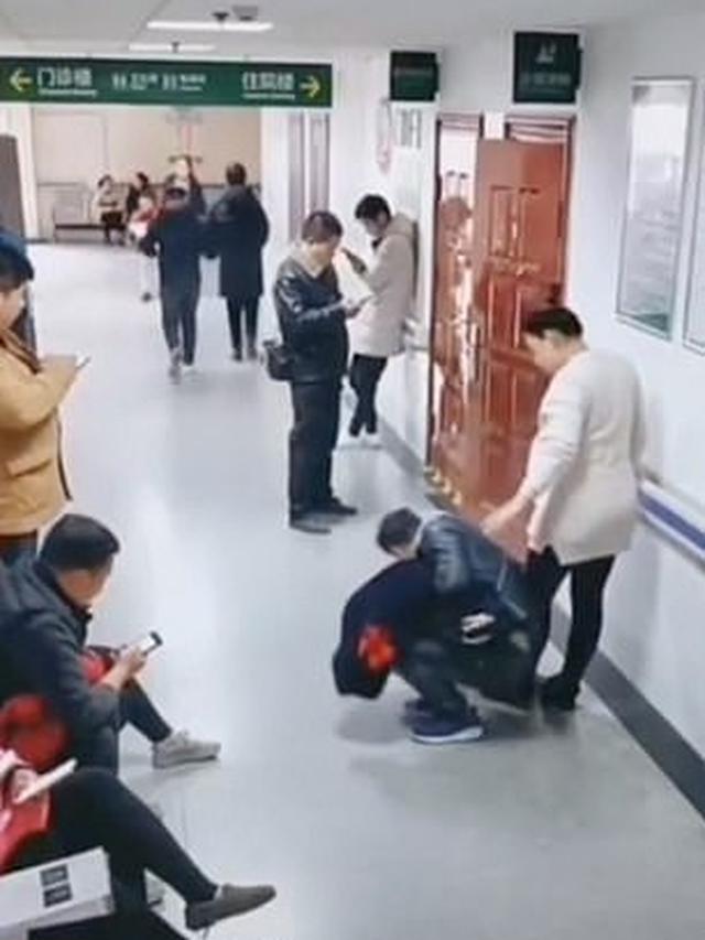 Bikin Haru, Suami Ini Rela Diduduki Istrinya yang Hamil Kelelahan