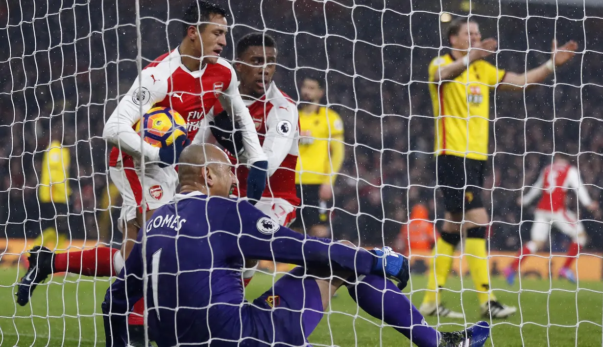 Alexis Sanchez mengambil bola hasil sepakan Alex Iwobi dari gawang Watford pada pekan ke-23 Premier League di Emirates stadium, London, Selasa (31/1/2017). Arsenal kalah 1-2. (AP/Frank Augstein)