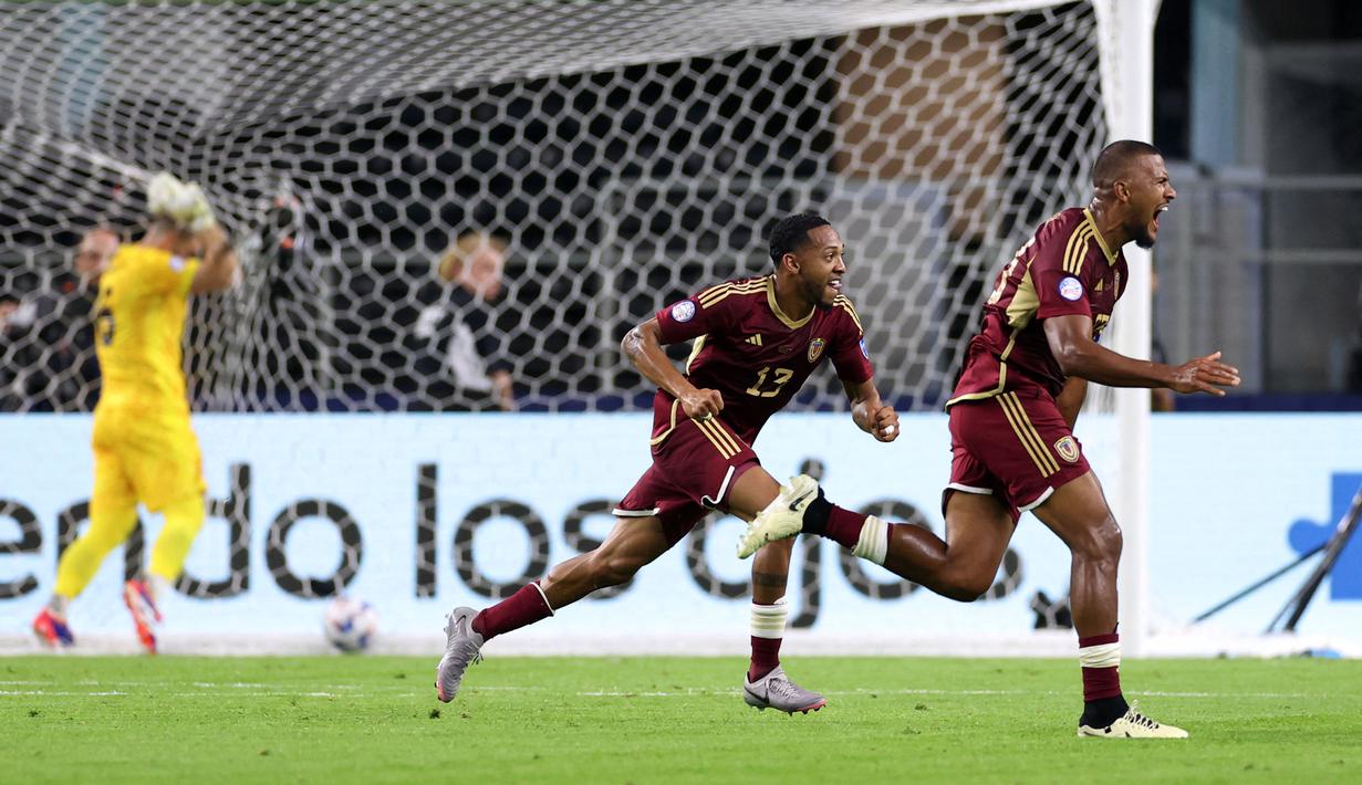 Pemain Venezuela, Jose Rondon (kanan) merayakan gol penyeimbang 1-1 ke gawang Kanada melalui tendangan jarak jauh pada laga perempat final Copa Ameirca 2024 di  AT&T Stadium, Arlington, Texas, Sabtu (06/07/2024) WIB. (AFP/Charly Triballeau)