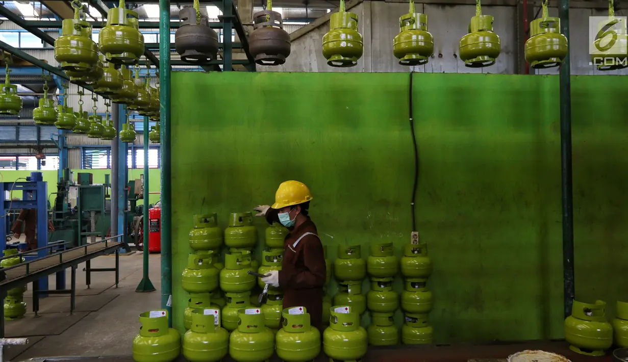 Pekerja mereproduksi tabung gas elpiji 3 kg di Depot LPG Tanjung Priok, Jakarta, Selasa (29/1). Pemerintah dan Badan Anggaran DPR menyepakati kenaikan anggaran subsidi energi Rp 4,1 triliun di tahun 2019 menjadi Rp 160 triliun. (Liputan6.com/Johan Tallo)