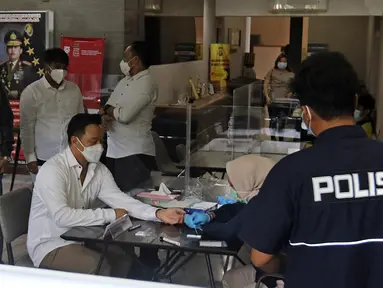 Michael Yukinobu Defretes atau Nobu saat melakukan rapid test di Ditreskrimsus Polda Metro Jaya, Jakarta, Senin (4/1/2021). Nobu menjalani pemeriksaan sebagai tersangka dalam kasus video syur bersama Gisella Anastasia atau Gisel. (Liputan6.com/Herman Zakharia)