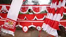 Pedagang menjajakan bendera dan umbul-umbul yang dijual di kawasan Tanjung Barat, Jakarta, Senin (1/8). Bendera dan umbul-umbul tersebut dijual mulai dari Rp.20 ribu hingga Rp.250 ribu, tergantung ukuran. (Liputan6.com/Immanuel Antonius)
