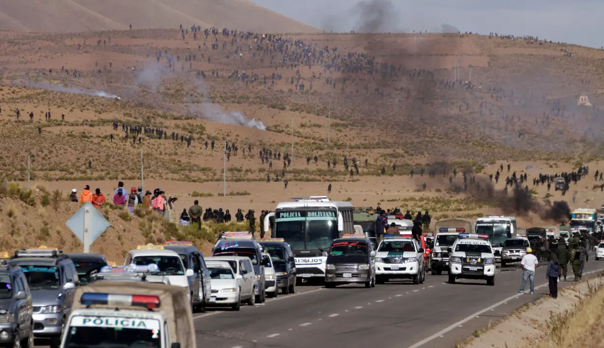 Kondisi jalan yang diblokade penambang independen pada aksi protes menuntut perubahan UU di Panduro, sekitar 160 km dari ibukota Bolivia, Kamis (25/8). Wakil Mendagri Bolivia tewas saat mencoba untuk berbicara dengan para penambang (REUTERS/David Mercado)