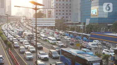 Kendaraan terjebak kemacetan saat melintasi kawasan Mampang, Jakarta, Senin (29/6/2020). Semakin tingginya mobilitas warga selama masa transisi PSBB menyebabkan jalan-jalan protokol Ibu Kota kembali dihiasi kemacetan parah setiap pagi dan sore hari. (Liputan6.com/Immanuel Antonius)