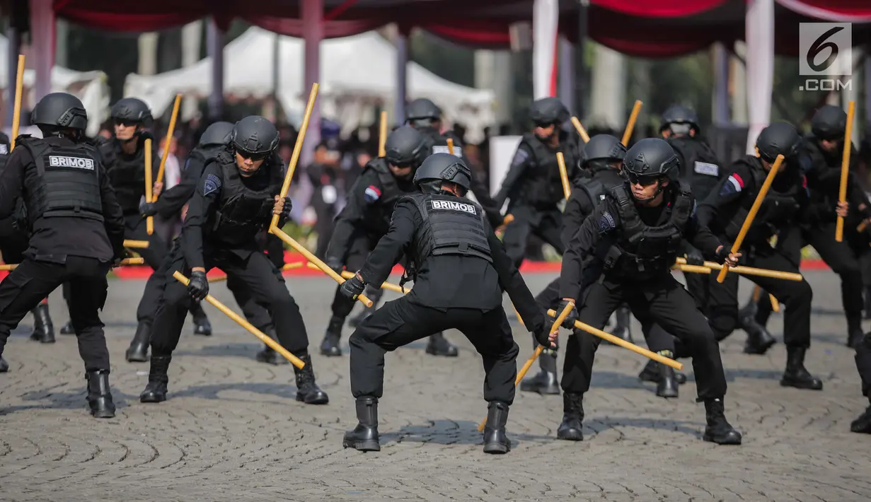 Atraksi bela diri Eskrima Brimob dalam HUT ke-73 Bhayangkara di Monas, Jakarta, Rabu (10/7/2019). HUT ke-73 Bhayangkara ini bertemakan ‘Dengan Semangat Promoter, Pengabdian Polri untuk Masyarakat, Bangsa dan Negara. (Liputan6.com/Faizal Fanani)