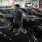 Pekerja membersihkan mobil yang dijual di Showroom Belanja Mobil, Jakarta, Senin (6/2/2023). Guna menghadirkan kebutuhan mobil bekas untuk masyarakat Indonesia saat ini, sejumlah showroom mobil bekas menerapkan penjualan konvensional serta penggunaan platform media sosial yang bisa memudahkan transaksi pembelian dan penjualan kendaraan. (Liputan6.com/Faizal Fanani)