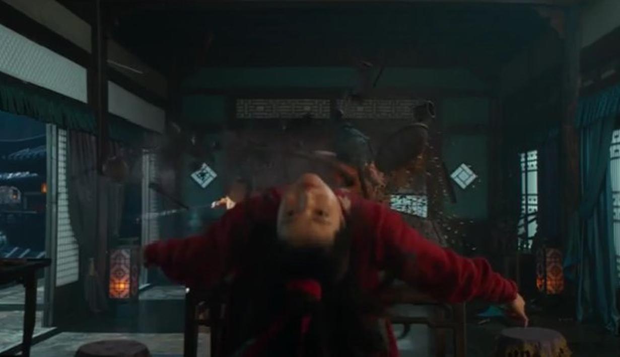 Lee Ahn yang diperankan Kim Tae Ri tengah melawan alien yang muncul dari luar angkasa. (Foto: IMDb)