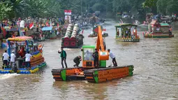 Pemerintah Provinsi (Pemprov) Jakarta melalui Dinas Lingkungan Hidup (DLH) DKI Jakarta menggelar Festival Perahu Cinta Lingkungan (Cilung) 2025 di kawasan jalan Inspeksi Kali Ciliwung, Jakarta Selatan, Minggu (28/9/2025). (merdeka.com/Arie Basuki)