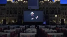 Para penonton menyaksikan opera Fidelio karya Beethoven dalam kotak-kotak terpisah selama Festival Film di Rathausplatz, Wina, Austria (4/7/2020). Festival Film di Rathausplatz, Wina, tahun ini dibuka pada Sabtu (4/7). (Xinhua/Guo Chen)