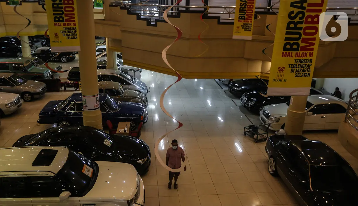 Suasana penjualan mobil bekas di sebuah pusat perbelanjaan di Jakarta, Jumat (26/3/2021). Perusahaan pembiayaan belum tentu memberikan kredit kepada mereka yang hendak memanfaatkan pajak nol persen untuk membeli mobil baru dengan mudah di tengah naiknya risiko kredit macet (Liputan6.com/Johan Tallo)