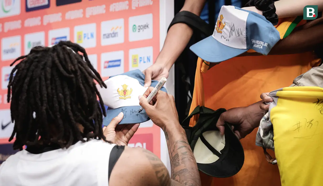 <p>Pebasket Pantai Gading, Nisre Zouzoua memberikan tanda tangan kepada penonton yang didominasi para pelajar setelah berakhirnya laga kedua Grup G Piala Dunia FIBA 2023 melawan Iran di Indonesia Arena, Senayan, Jakarta, Senin (28/08/2023). (Bola.com/Bagaskara Lazuardi)</p>