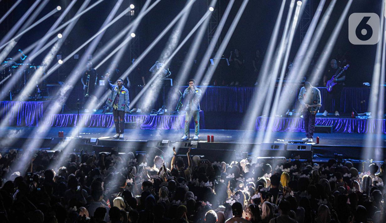 Saat lagu Mencuri Hati dibawakan, seketika Basket Hall Senayan riuh akan suara penonton yang langsung ikut bernyanyi bersama. (Liputan6.com/Faizal Fanani)