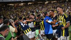 Para pemain Fenerbahce merayakan gol yang dicetak oleh Talisca pada laga leg kedua putaran ketiga kualifikasi Liga Champions 2025/2026 melawan Feyenoord di Fenerbahçe Sükrü Saracoglu Sport Complex, Istanbul, Turki, Selasa (12/08/2025) waktu setempat. (AFP/Ozan Kose)