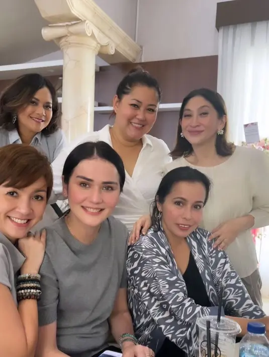 Senk Lotta juga hadir dengan pakain sederhana mengenakan atasan abu-abunya. Dengan makeup flawlessnya. [@senklotta]