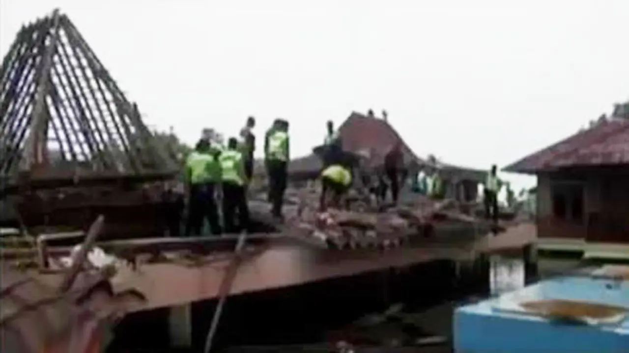 Villa Ambruk Tewaskan Bocah hingga Pria Dipatuk Ular di Toilet