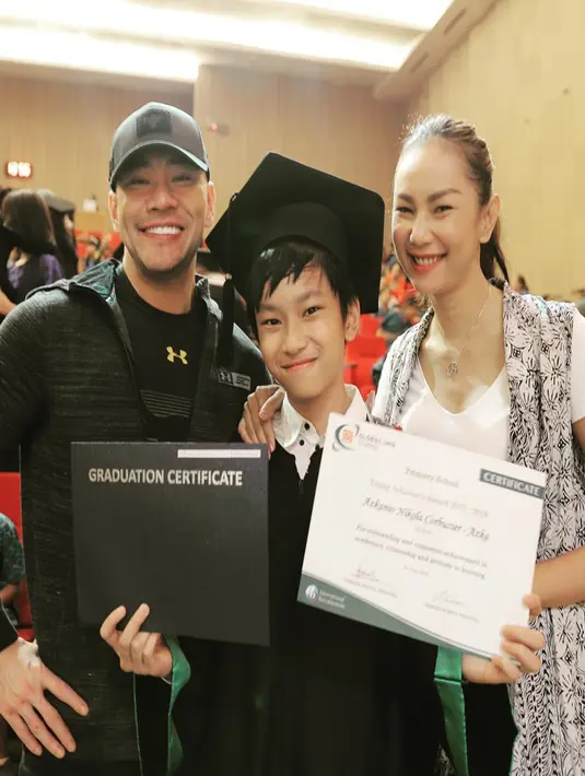 Pada tahun 2018 silam, keduanya terlihat kompak menghadiri upacara kelulusan buah hati mereka, Azkanio Nikola Corbuzier. Azka berhasil menyelesaikan pendidikannya di bangku sekolah dasar dan mendapatkan predikat lulusan terbaik. (Liputan6.com/Instagram/@mastercorbuzier)