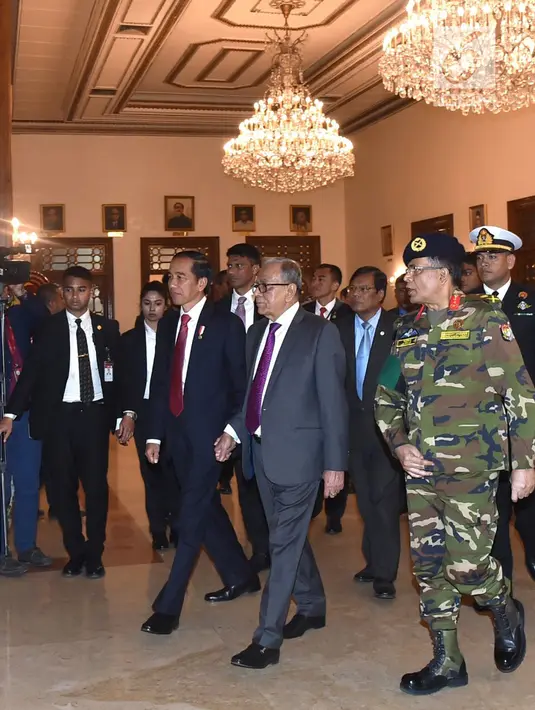 Presiden Joko Widodo bergandengan tangan saat disambut Presiden Bangladesh Abdul Hamid saat melakukan pertemuan bilateral di Credential Hall, Bangabhan Presidential Palace (27/1). (Liputan6.com/Pool/Rusman Biro Pers Setpres)