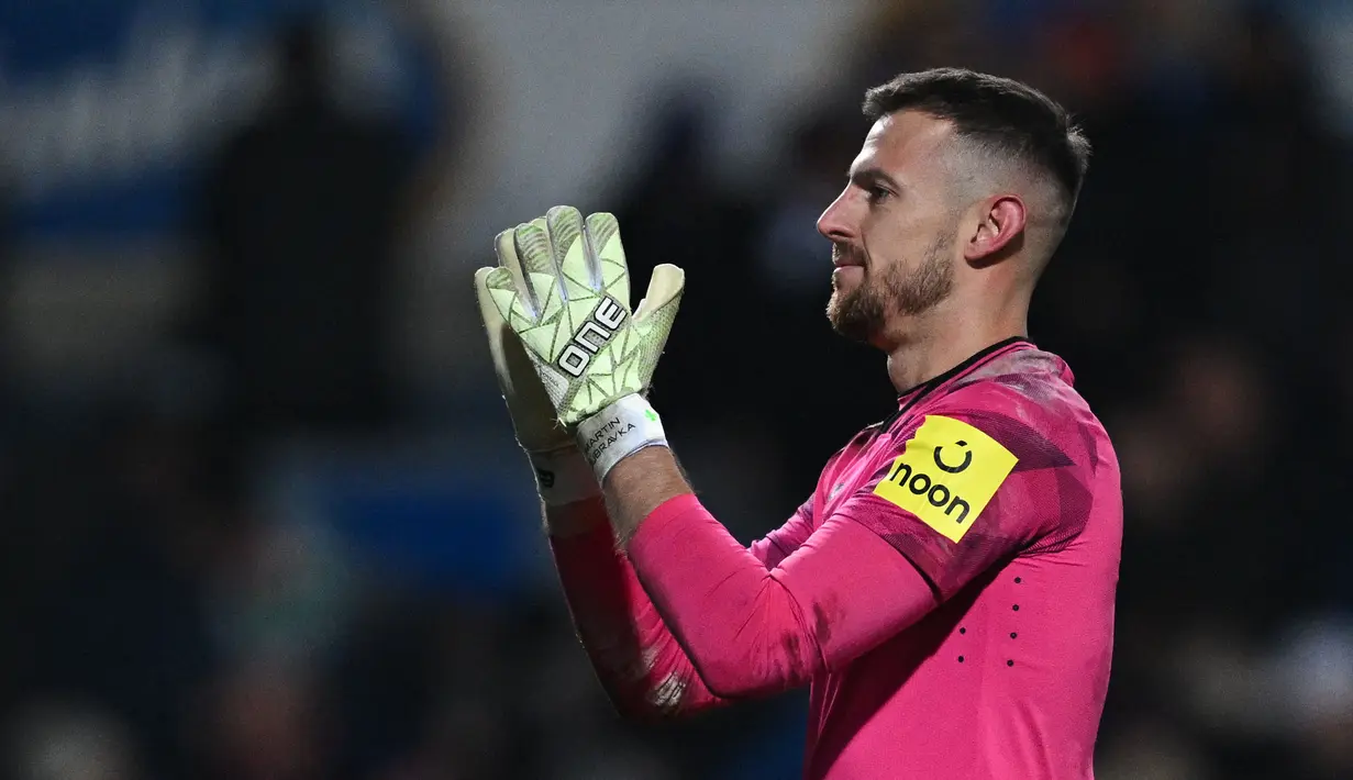 Kiper Newcastle, Martin Dubravka merayakan kemenangan atas Blackburn pada laga putaran kelima Piala FA 2023/2024 yang berlangsung di Ewood Park, Blackburn, Inggris, Rabu (28/02/2024) dini hari WIB. (AFP/Paul Ellis)