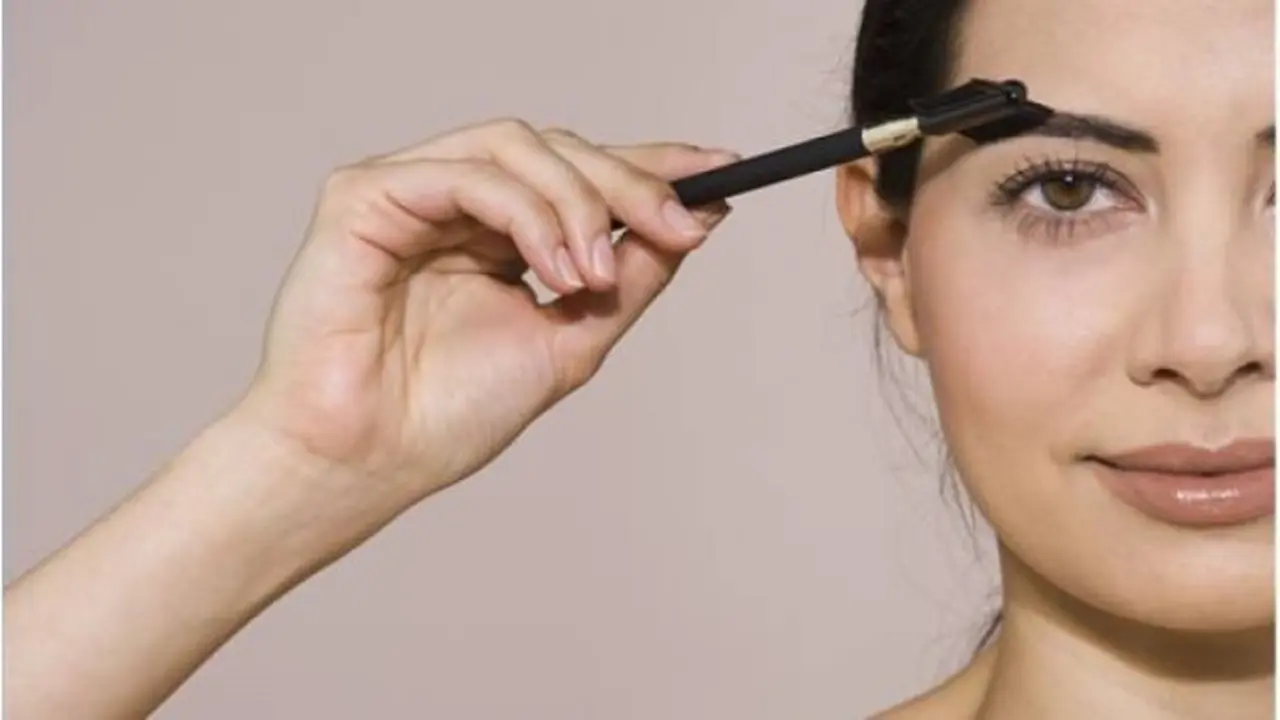Tips Membuat Alis Tebal dan Hitam Alami