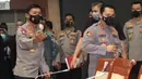 Kapolri Jenderal Pol Idham Aziz (kiri) mendampingi Komjen Pol Listyo Sigit Prabowo untuk mengikuti Uji Kelayakan dan Kepatutan Calon Kapolri di ruang Komisi III DPR, Jakarta, Rabu (20/1/2021). Komjen Listyo merupakan calon tunggal Kapolri yang diajukan Presiden Joko Widodo ke DPR (Foto: Pool/Sopian)