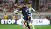 Gelandang Ekuador Kendry Paez berebut bola dengan penyerang Argentina Nicolas Gonzalez selama pertandingan sepak bola perempat final turnamen Conmebol 2024 Copa America antara Argentina dan Ekuador di Stadion NRG di Houston, Texas, pada 4 Juli 2024.CHARLY TRIBALLEAU / AFP