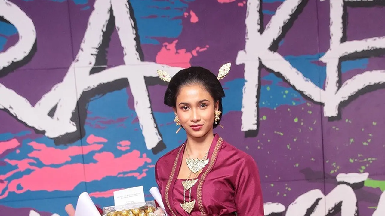 10 Potret Adu Gaya Artis Tampil Cantik  Berkebaya di FFI 2022, dari Maudy Ayunda hingga Putri Marino