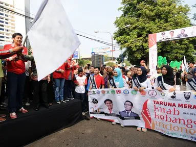Ketua Taruna Merah Putih, Maruarar Sirait (ketiga kiri) bersama Walikota Bandung Ridwan Kamil mengangkat bendera tanda dimulainya Kirab Kebangsaan Indonesia Raya di Cibinong, Kab Bogor, Minggu (14/5). (Liputan6.com/Helmi Fithriansyah)