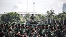 Seorang prajurit TNI AD berdiri di atas Alutsista saat mengikuti Apel Gelar Pasukan Jajaran TNI AD di Lapangan Monas, Jakarta, Selasa (25/1/2022). Pasukan TNI AD dan Alutsista dipamerkan saat mengikuti gelar apel pasukan. (Liputan6.com/Faizal Fanani)