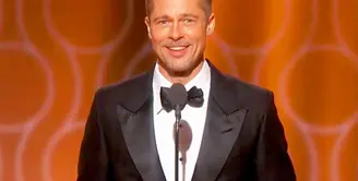 Melenggang di atas panggung Golden Globe Awards 2017, Brad Pitt mendapat tepukan yang ramai dari para hadirin saat itu. Pasalnya kedatangan Pitt saat itu cukup mengejutkan, dan tidak diduga sebelumnya. (doc.usmagazine.com)
