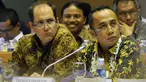 Director and Executive Vice President PT Freeport Indonesia, Robert Schroeder (kiri) dan Vice President Legal PT Freeport Indonesia, Clementino Lamury ikuti rapat dengar pendapat dengan Komisi VII di Senayan, Jakarta, (20/1). (Liputan6.com/JohanTallo)