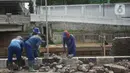 Aktivitas pekerja saat proyek peninggian turap Anak Sungai Ciliwung di kawasan Senen, Jakarta, Rabu (4/11/2020). Peninggian turap dilakukan sebagai langkah mengantisipasi banjir yang berasal dari luapan aliran sungai saat hujan deras. (Liputan6.com/Immanuel Antonius)