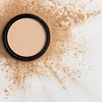 Rasakan sensasi menonton konser yang nyaman dan lebih menyenangkan dengan makeup tahan lama. Yuk, kita cari tahu! (Sumber: Freepik).