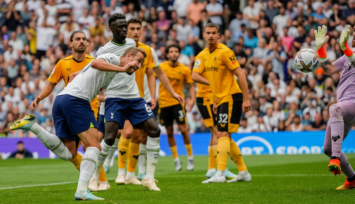 Pemain Tottenham Hotspur Harry Kane (kiri) mencetak gol ke gawang Wolverhampton Wanderers pada pertandingan sepak bola Liga Inggris di Tottenham Hotspur, London, Inggris, 20 Agustus 2022. Tottenham Hospur menang dengan skor 1-0 atas Wolverhampton Wanderers. (AP Photo/Frank Augstein)