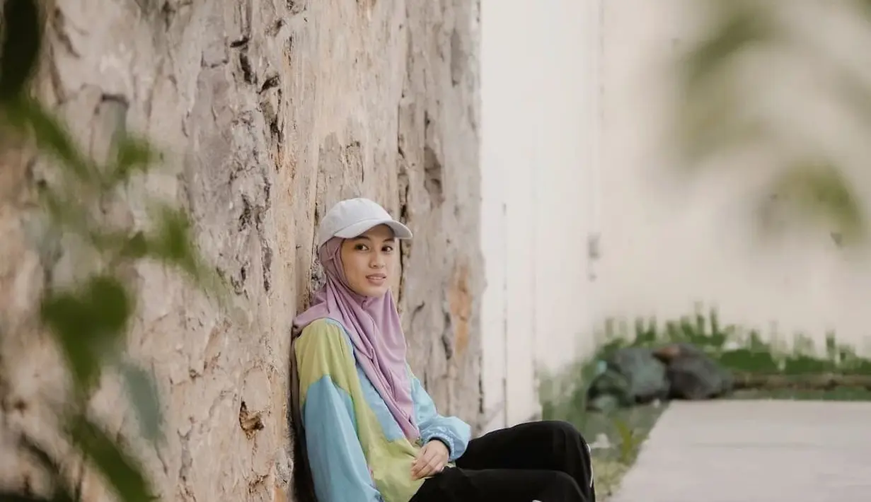 <p>Tidak ingin ketinggalan tren colorblock yang sedang naik daun, Alyssa Soebandono pun mengaplikasikannya pada pakaian olahraga. Yakni menggunakan sweater colorblock yang dipadukan dengan training pants dan sneaker.</p>